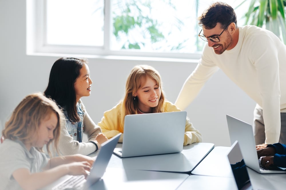 computer-educator-guiding-group