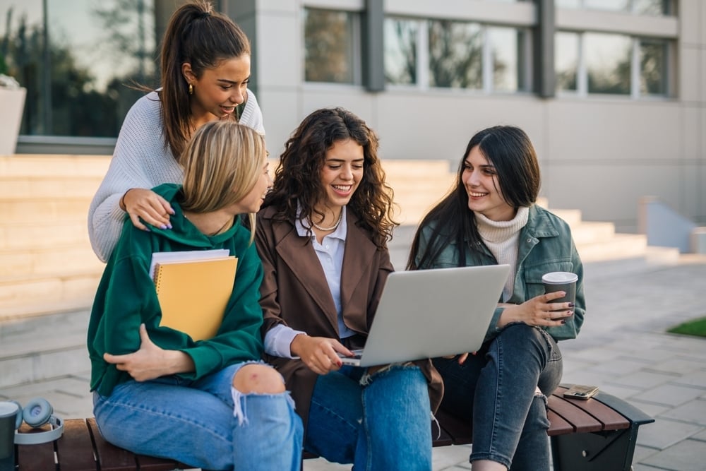 group-college-friends-working